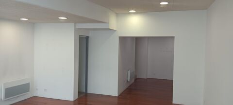   Rue Béteille, local  commercial de 55 m² environ en rdc, avec vitrine 