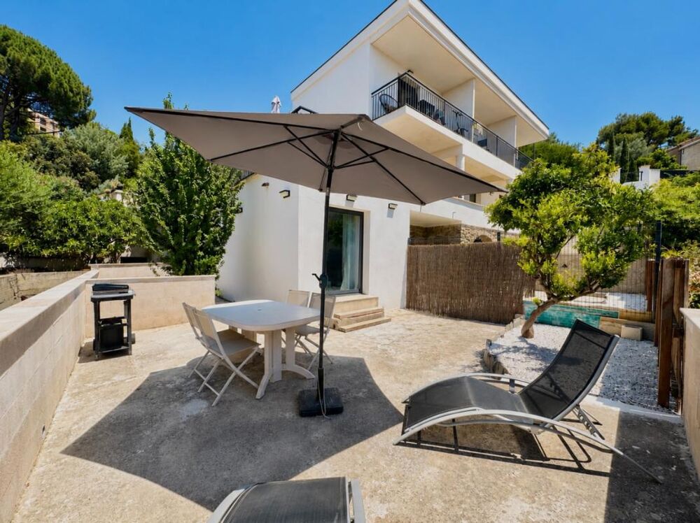 Studio rénové avec terrasse à vendre- Proche Plage et centre-ville du Lavandou