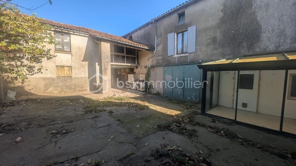 Maison de bourg avec dépendances, idéale pour une famille ou un indépendant à Fenioux (79160)