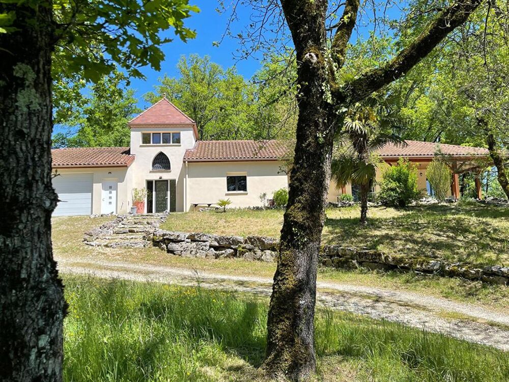 Spacieuse maison avec gîte, grand garage, à distance de marche d'un village dans le Lot