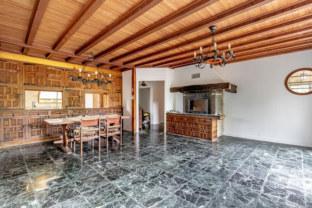 Vente Chalet Charmante maison atypique de 9 pièces à vendre, à Montlhéry avec potentiel d'aménagement Montlhery