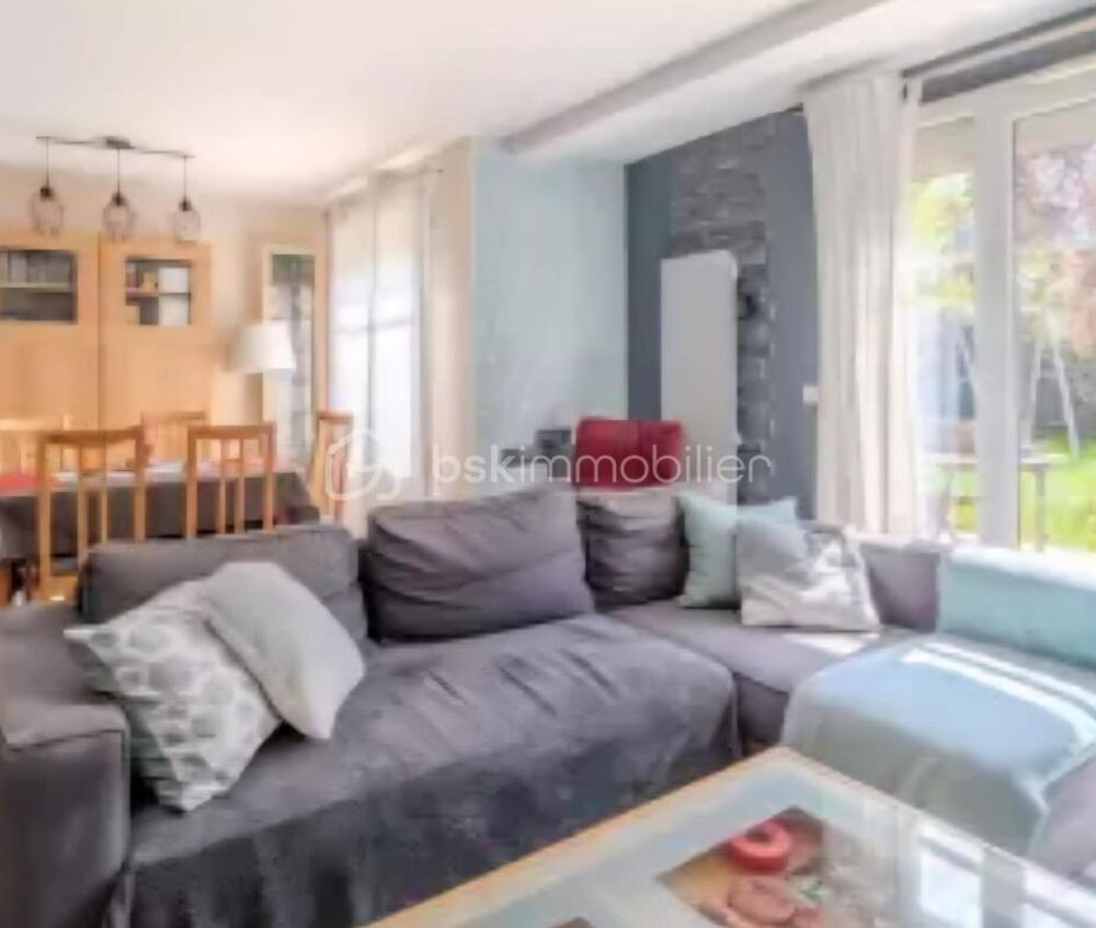 Maison familiale lumineuse avec jardin et garage dans une résidence sécurisée