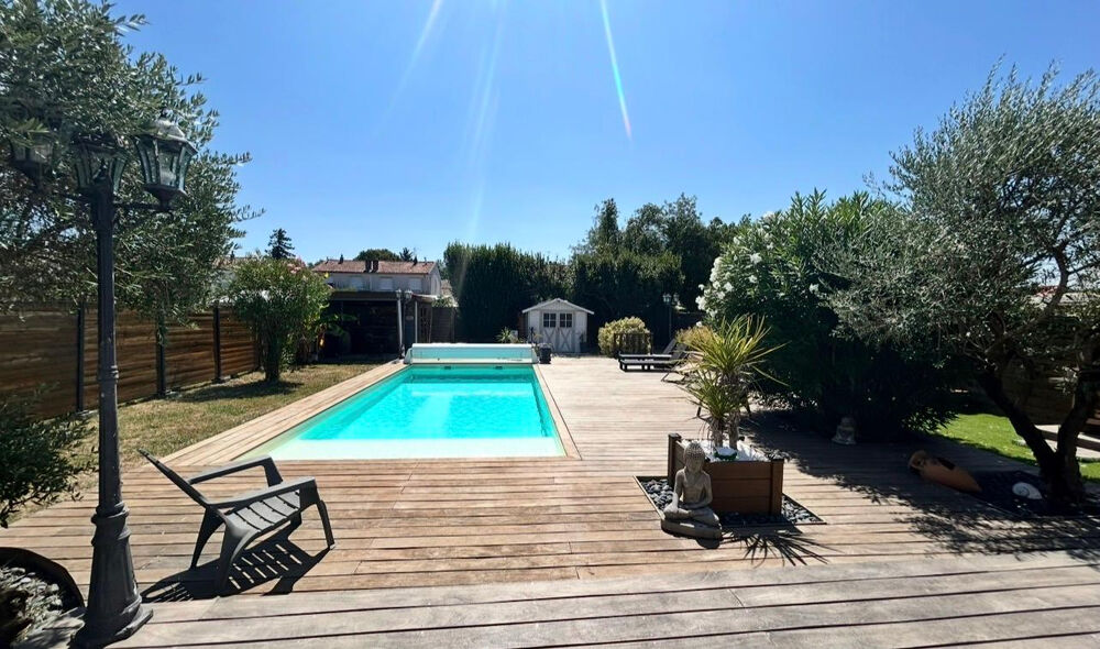 Ambès - Maison de 82 m2 habitables sur un terrain clos d'environ 596 m2- Piscine chauffée-Terrasse en bois -Pool house-Patio cos