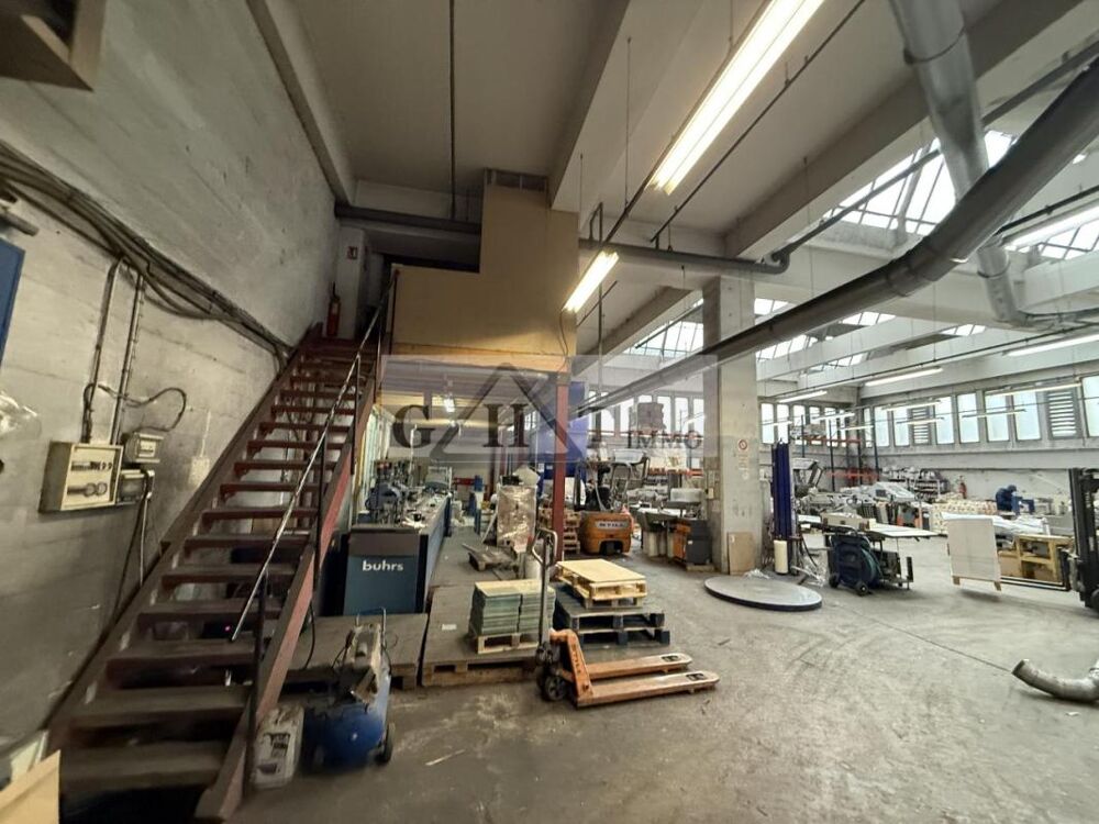   ENTREPÔT-BUREAUX de 490 M2 À LOUER SUR MONTREUIL! Montreuil