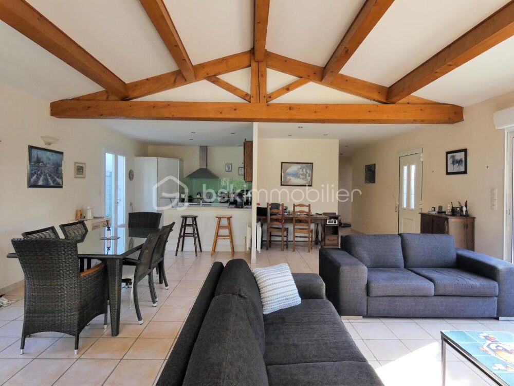 La Tremblade  Plain-pied 134 m²  3 chambres  70 m² despace de vie  Piscine  Garage