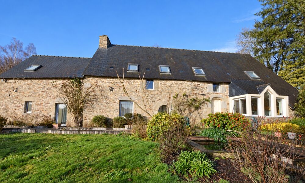 Longère en pierre de 194 m² avec jardin paysager  Landévant, Morbihan Sud