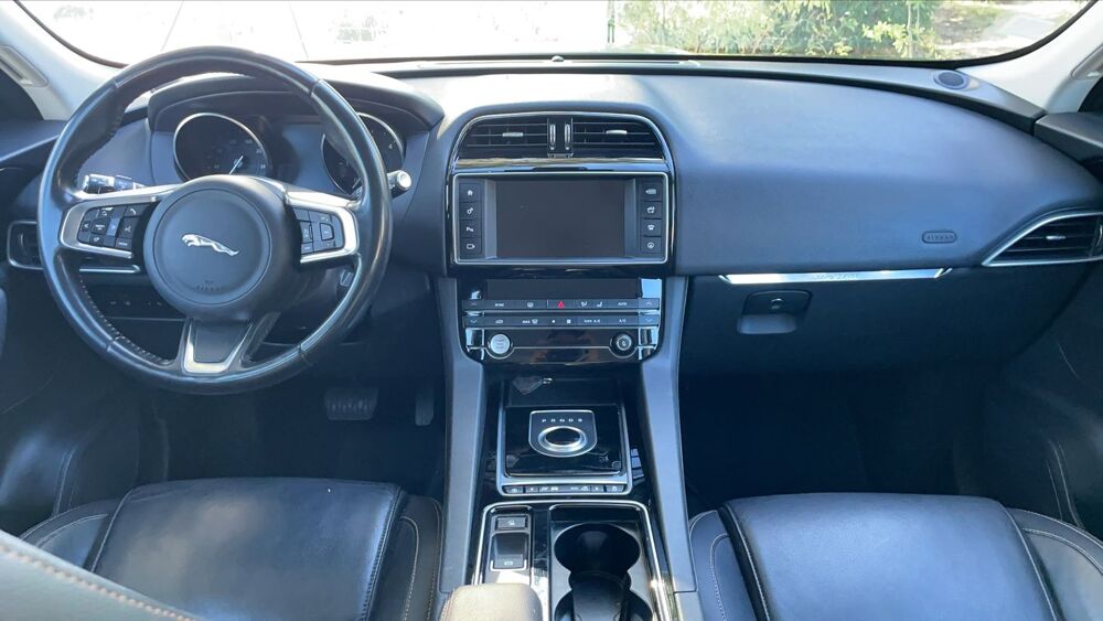 F-PACE 2.0 D 180 AWD BVA8 Portfolio - 5 places Automatique 2017 occasion 13001 Marseille