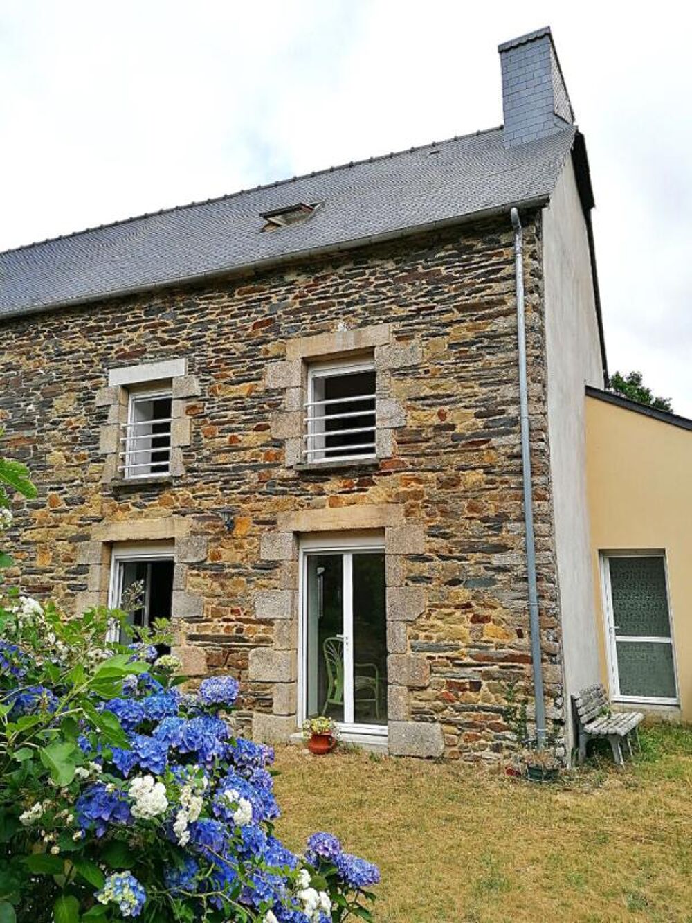 Maison en pierre rénovée avec jardin et verger Loyat 107 m2