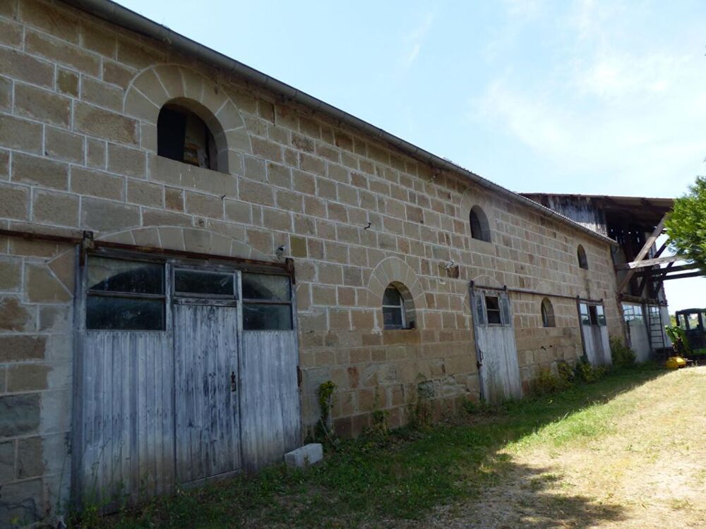 19600 Saint Pantaléon de Larche: ensemble agricole avec grange prix 215 000 HAI