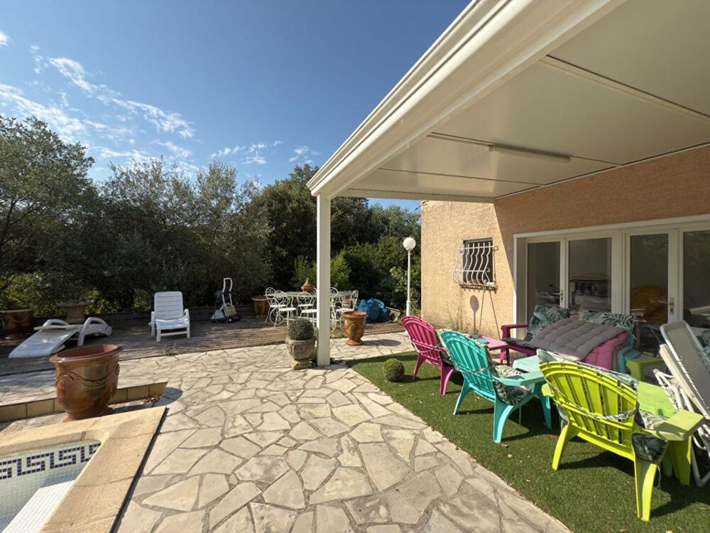 Villa avec piscine et garage à Faugères