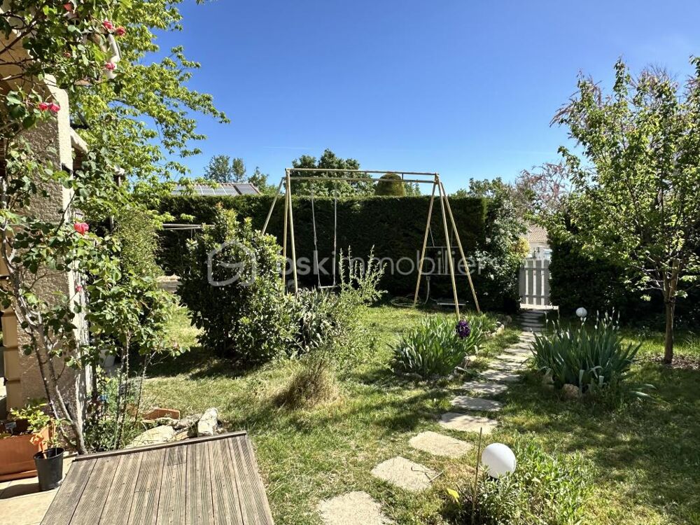 Maison de charme avec piscine hors à vendre - Tranquillité et confort assurés !
