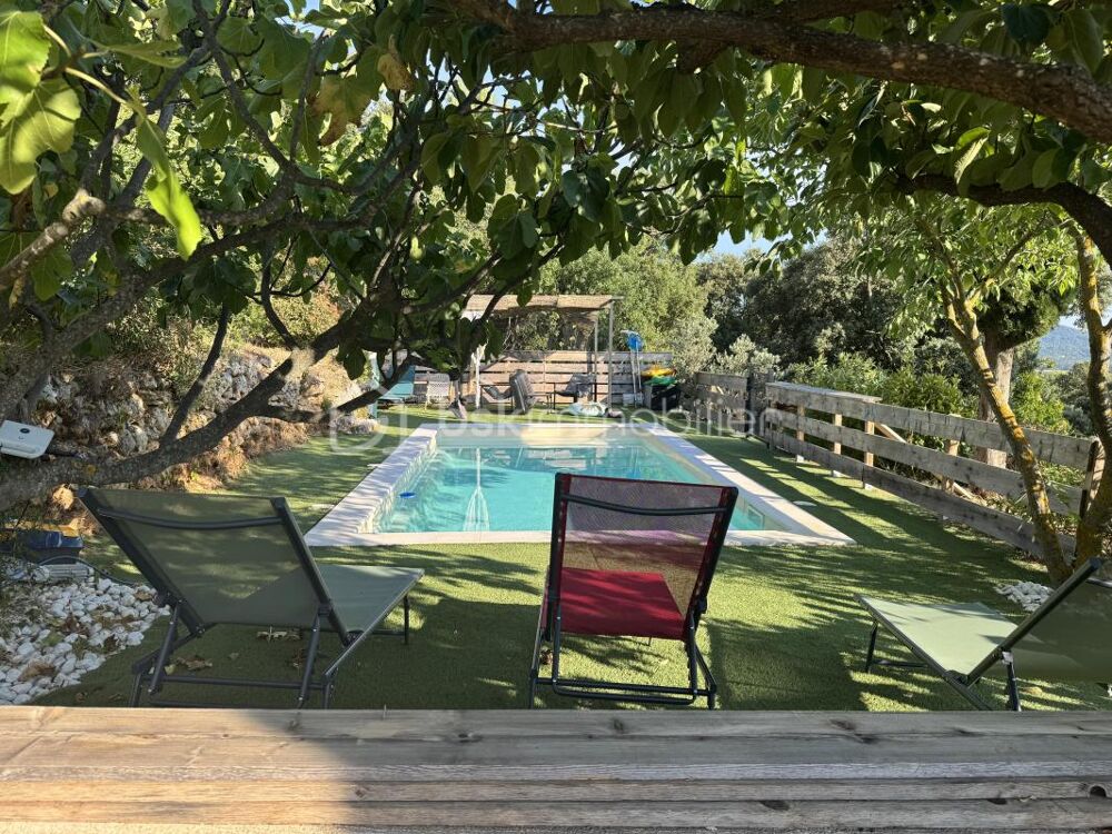À La Roquebrussanne ( 83136), maison de charme dans un écrin de nature avec panorama exceptionnel, grand terrain et piscine