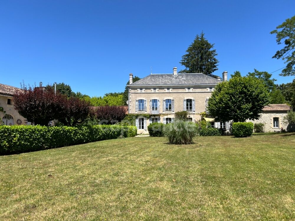 Demeure de caractère avec piscine au coeur de la Saintonge boisée - Montguyon (17)