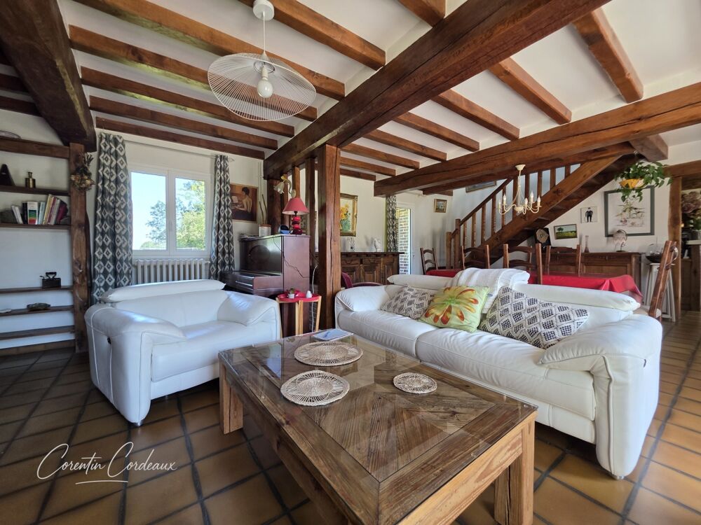 Maison de caractère en brique et silex  XIXe siècle  Environ 193 m² habitables  Terrain de 3 200 m²