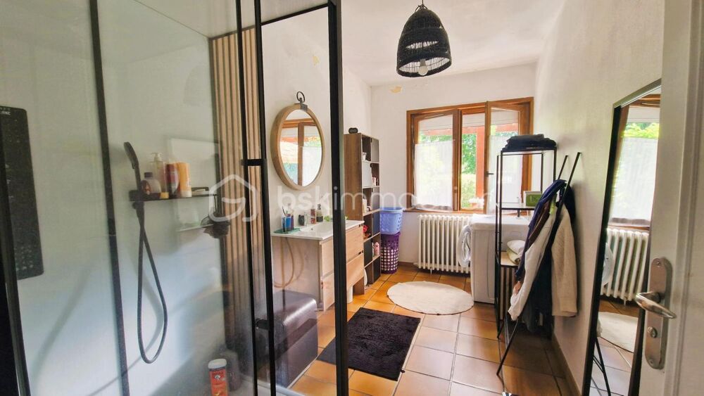 Pavillon individuel avec grand garage, jardin