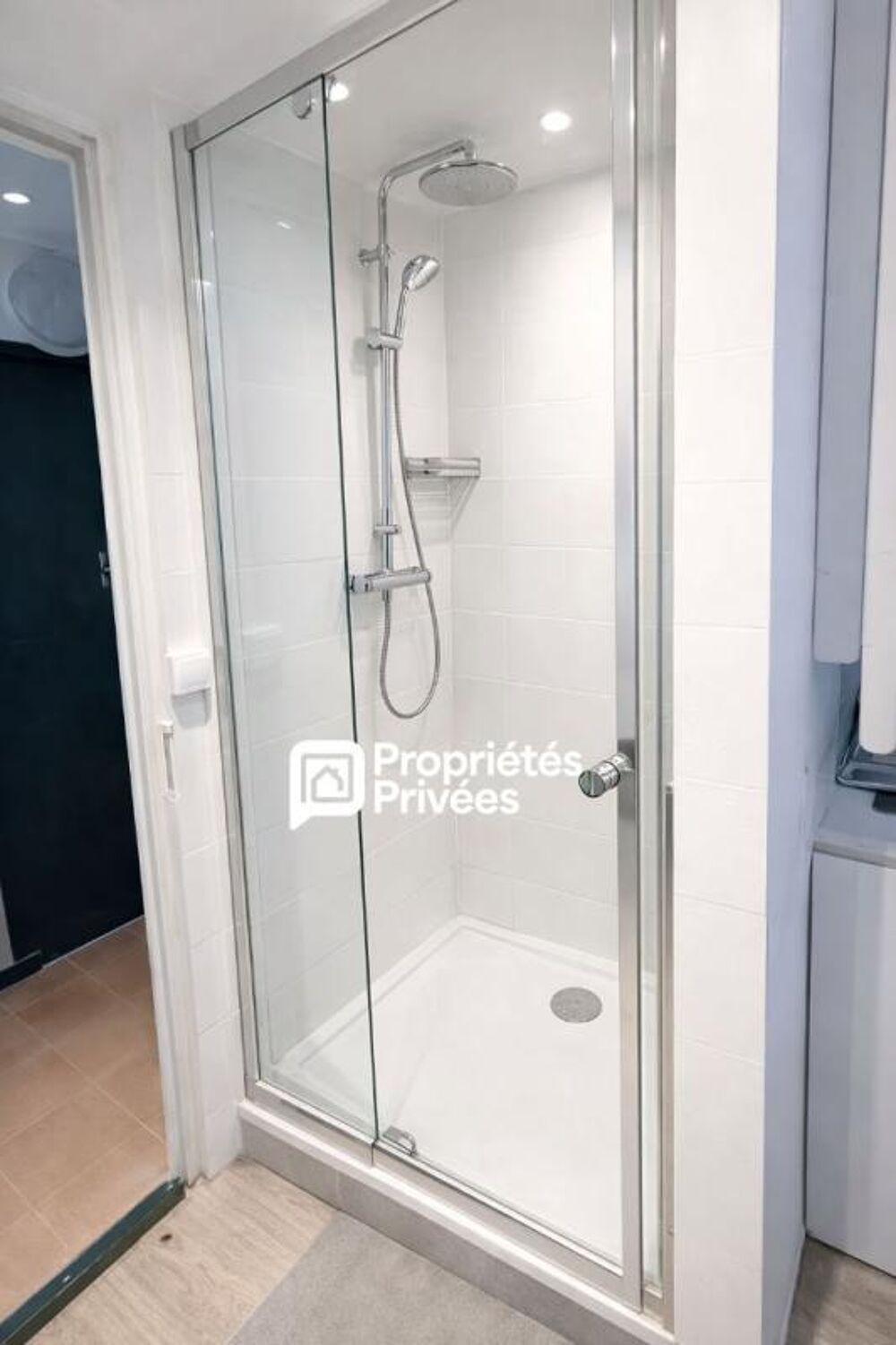Vente Appartement 75011 PARIS - Studio/Chambre de bonne équipée dans le Marais / République - Vue dégagée Paris 11