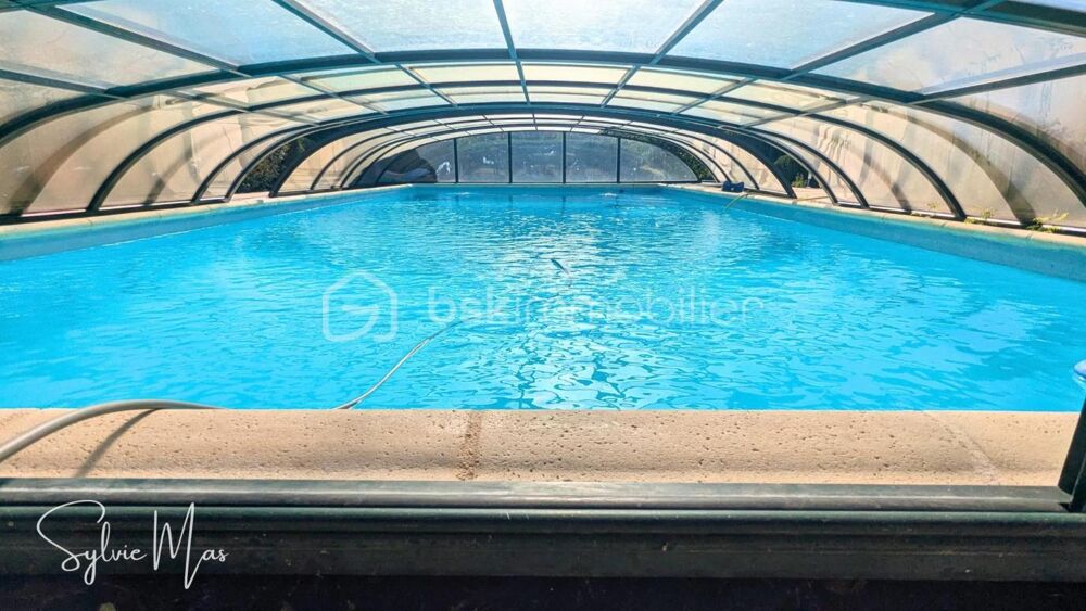 Maison avec piscine, terrain arboré et équipements énergétiques