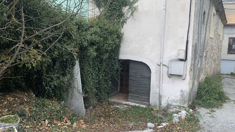 Maison de village à rénover  Plein centre  80 m² au sol / 57 m² Carrez  Jardinet + Cave