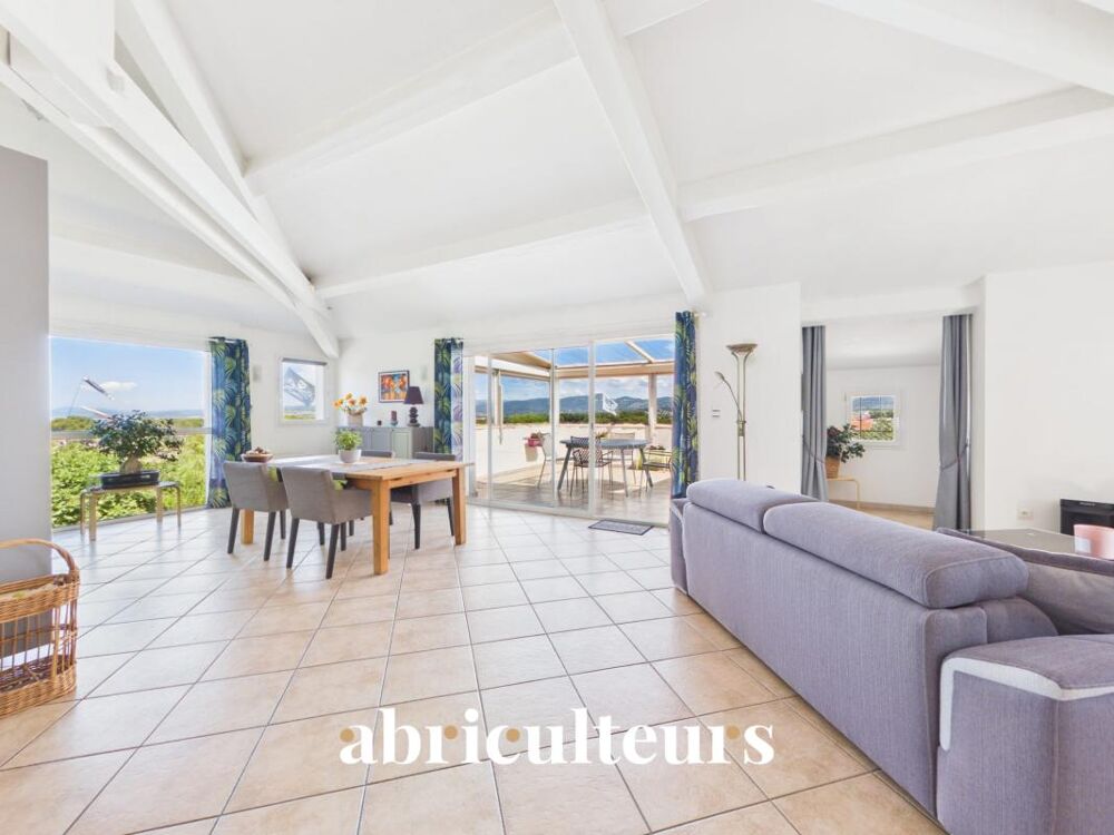 Vente Maison Maison avec piscine et jardin en vente à  Six-Fours-les-Plages (83140) Six fours les plages