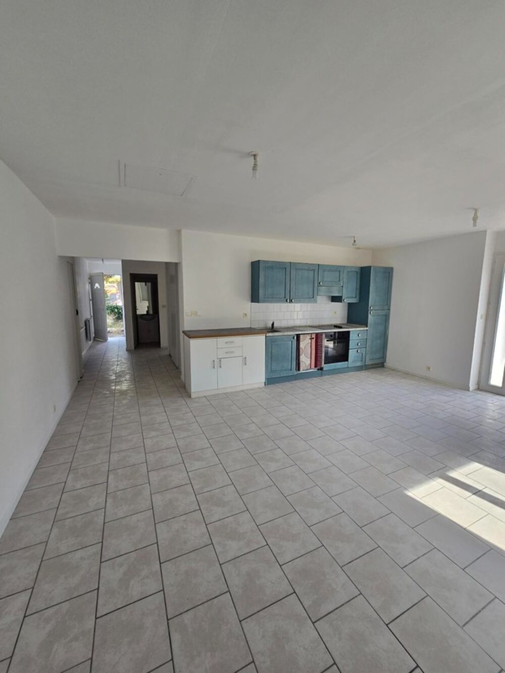 à vendre grande piéces de vie , grande terrasse, parking privatif , cave, 200 m mer LA TREMBLADE (17)