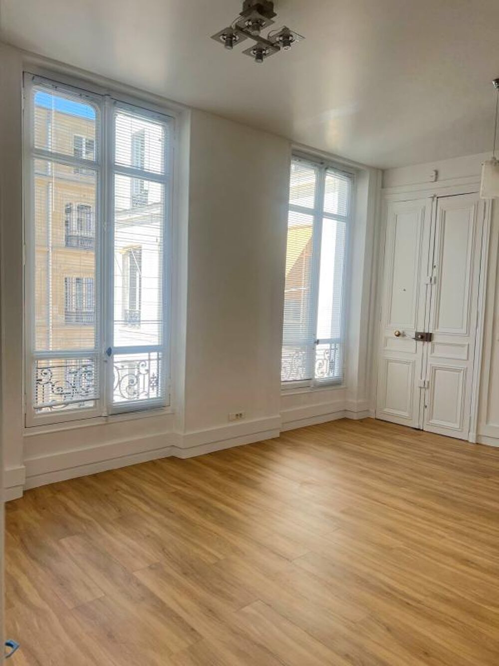   Bureaux sur cour, dans un bel immeuble proche Gare Saint Lazare 