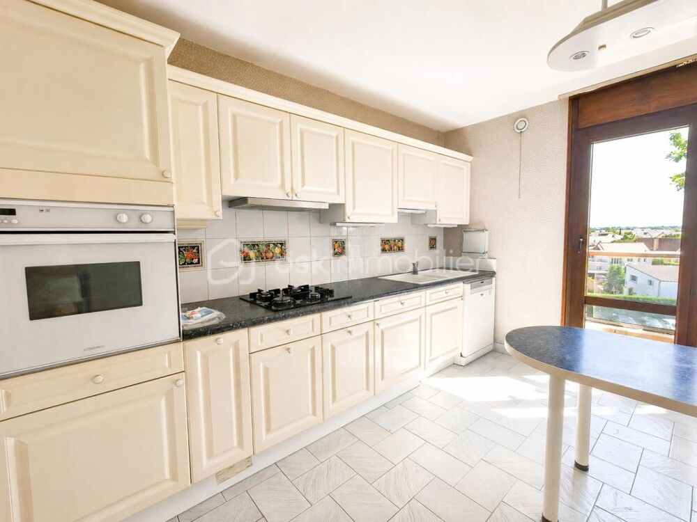 Parc de Diane  Appartement familial 5 pièces avec terrasse, balcons et parking