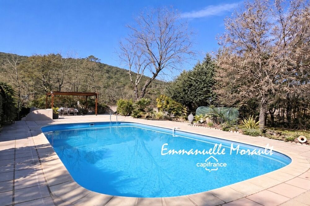 Villa de plain-pied avec piscine à BAGNOLS EN FORET (83)