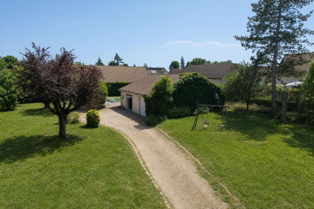 Vaste maison 7 pièces de 255 m² avec piscine