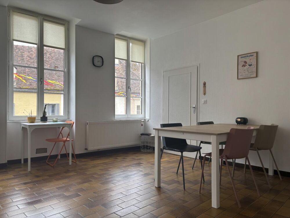 SEMUR EN AUXOIS centre-ville : appartement quatre piéces, 93m², avec une terrasse. Prix : 155 000€