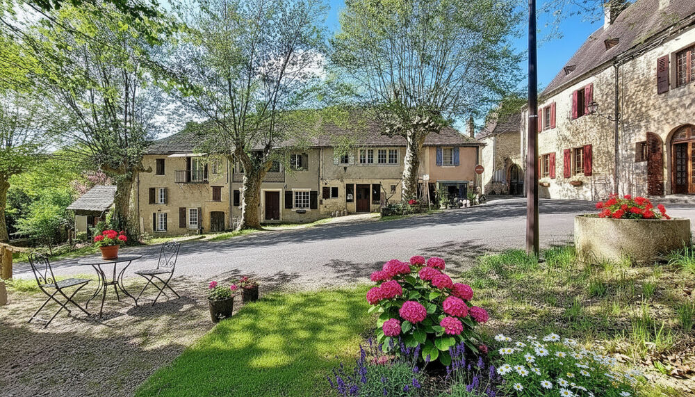Maison au coeur du ravissant village de Plazac avec marché, magasin Bio, école primaire, bar, boulangerie. Région MONTIGNAC-LAS