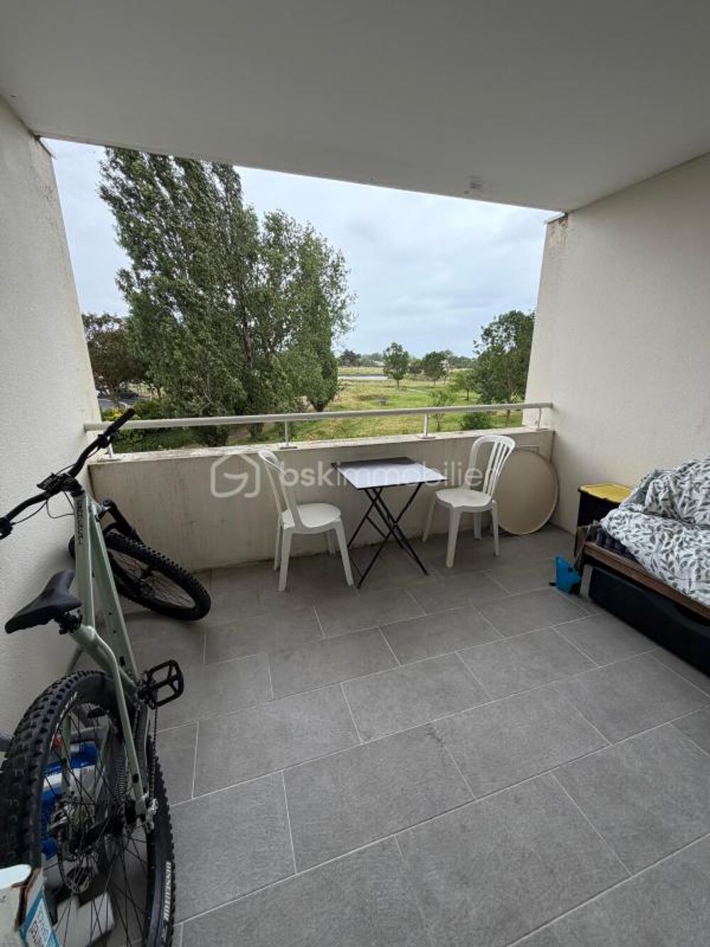 A VENDRE APPARTEMENT MEUBLÉ AVEC TERRASSE ET VUE DEGAGÉ