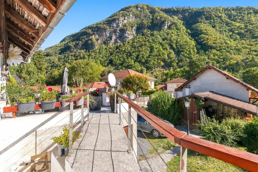 DOUSSARD  MAISON DE CARACTÈRE AVEC TERRASSE, DEUX STUDIOS ET UN T2