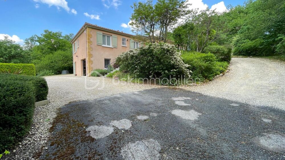 Maison rénovée avec soins sur 3532 m² de terrain non clos