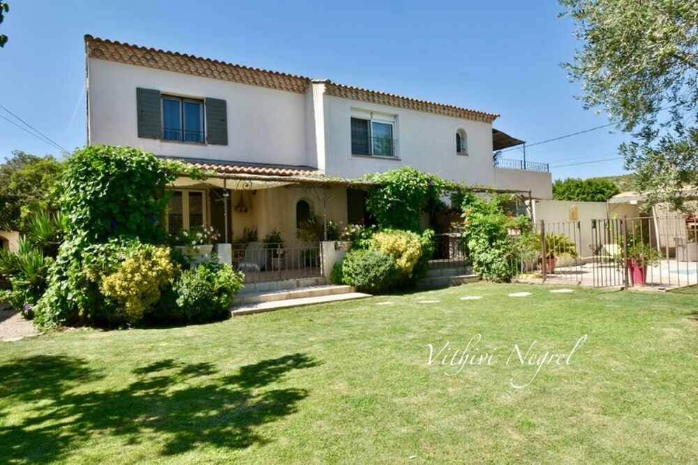Maison au pied des Alpilles de plus de 200 m2 et 2 dépendances à MOURIES (13)