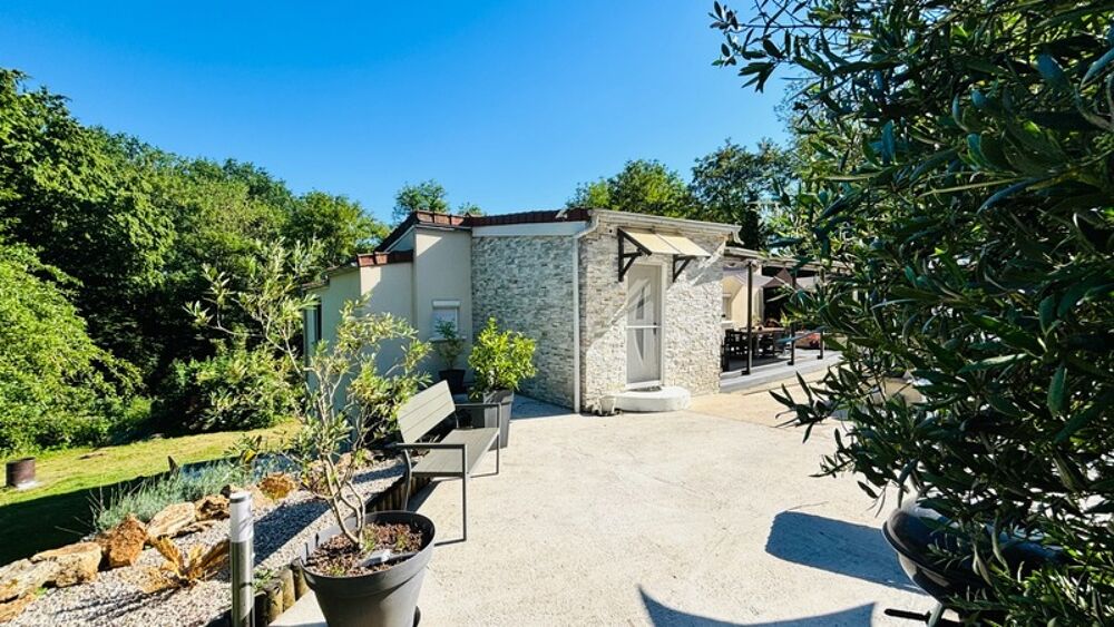 Maison à vendre 6 pièces 140 M² habitable, 4 chambres donc une suite parentale sur un terrain de 896 M², proche des commerces, é