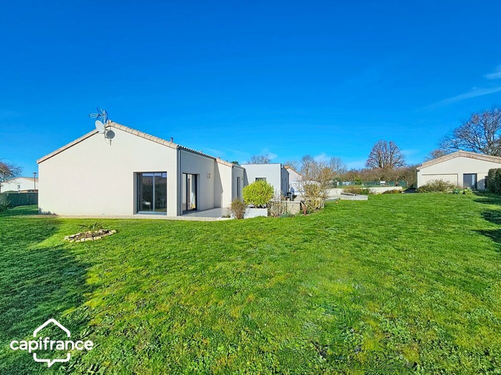 Maison de plain-pied 121 m²  3 chambres  3 garages (87m²)  terrain clos 1 454 m²  Boussais (79) proche Airvault