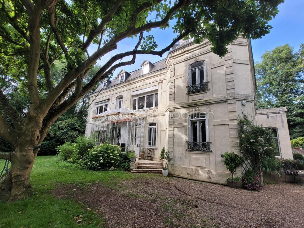 Manoir 19ème avec ancienne maison de gardien, grand garage, parc paysager
