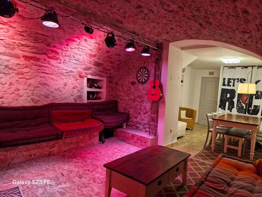 Au Thoronet: Dans maison de village - F2 avec local indépendant