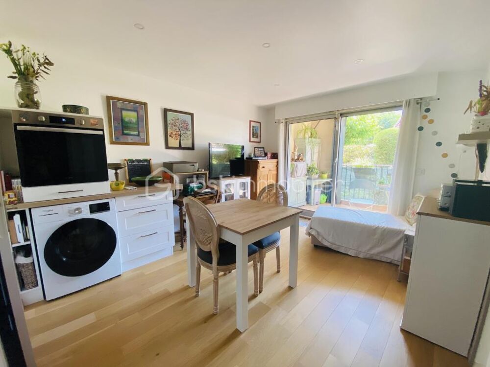 Appartement T2 avec terrasse, entièrement rénové dans résidence avec piscine