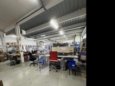   À LOUER ENTREPÔT /BUREAU DE 886M² À IVRY-SUR-SEINE 
