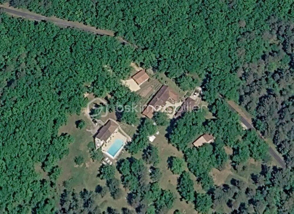 Propriété dexception avec gîtes de 8 hectares au coeur du Périgord Noir avec vue sur les bois environnants