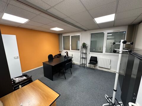   Bureau à louer VENISSIEUX (69), à 50m du périphérique, bureaux d'une surface totale de 74,57 m² + 3 places de parking 