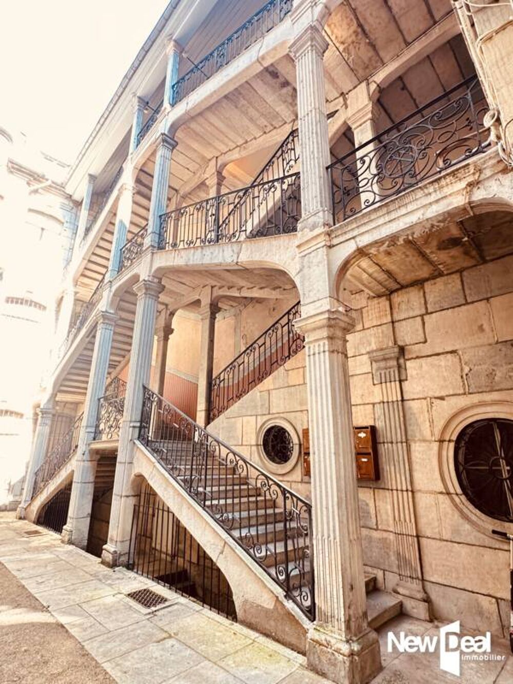 BESANCON BOUCLE, PROCHE DE LA PLACE ST PIERRE, APPARTEMENT DE TYPE 6 DE 145 m2