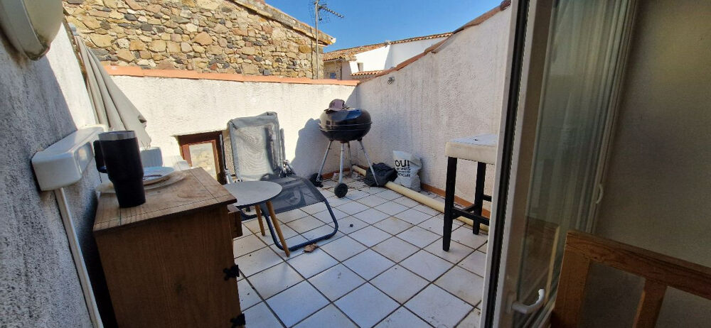 Maison de village avec une terrasse