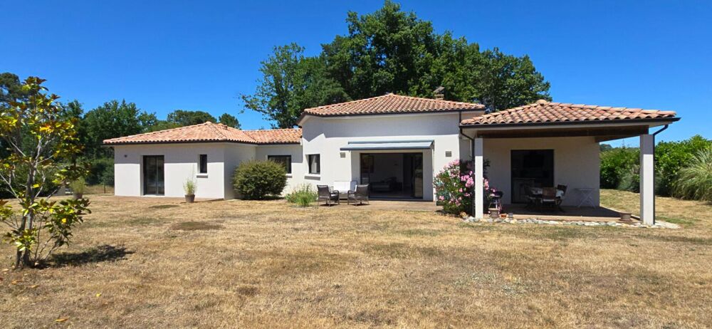 Maison moderne de plain pied, type 6, sur un terrain de 2977 m²