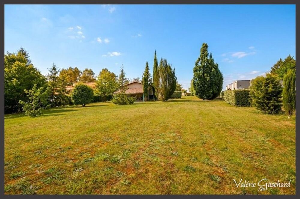 MONTPON-MÉNESTEROL - Maison de plain pied de 3 chambres, double garage et jardin de 3700 m²