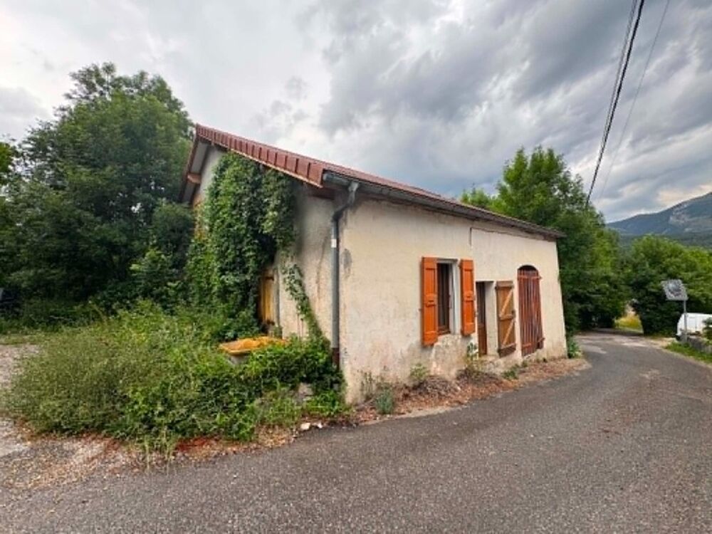 Maison avec jardin et dépendances dans un hameau - LA FAURIE 05