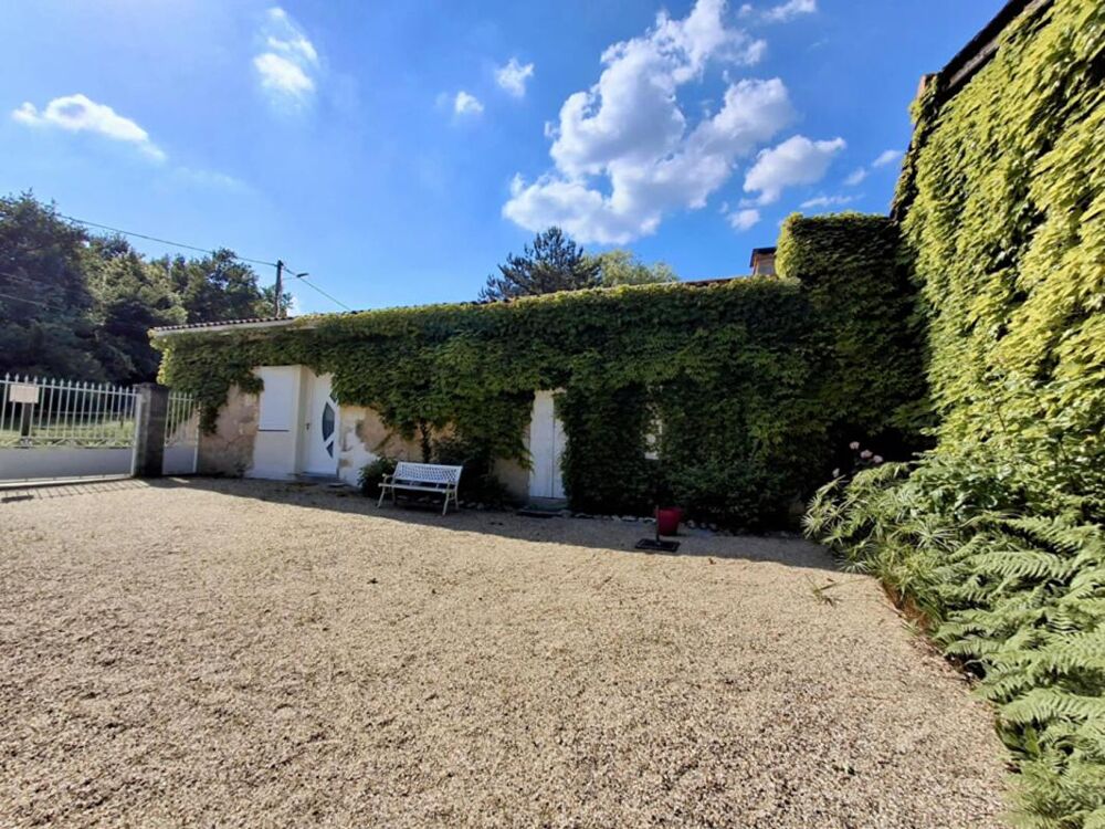 Maison composée de 2 logements + garage de 83 m² + dépendance