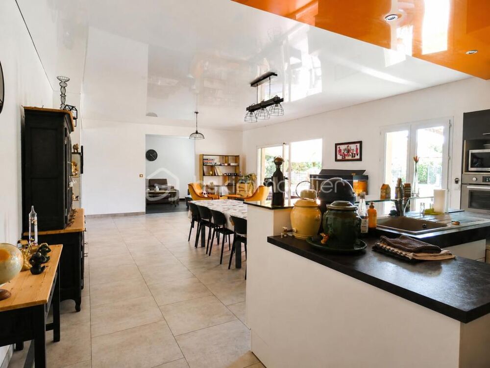 Maison contemporaine de plain-pied  209 m²  6 chambres  Plancher chauffant rafraîchissant  DPE A