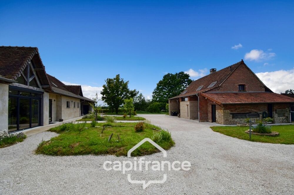 Propriété avec gîtes et chambres dhôtes dans dépendances séparées et Maison bressane rénovée de 140 m²  Terrain 4374 m² LOUHA